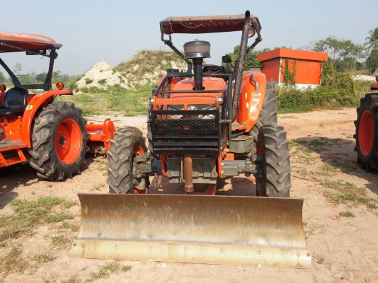 ขายรถไถ Kubota M7040 สภาพดีสวยๆๆพร้อมใช้ครับ รุ่นนี้ถือว่าคุ้มมากกับราคานี้ครับ มีอุปกรณ์พร้อม2 ชิ้นมี ใบมีดดันดิน และผานพรวนมาให้ครับ ใครมองหาคูโบต้า M7040 รับรองไม่เสียใจครับกับราคานี้
