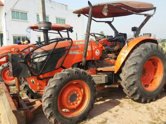 ขายรถไถ Kubota M7040 สภาพดีสวยๆๆพร้อมใช้ครับ รุ่นนี้ถือว่าคุ้มมากกับราคานี้ครับ มีอุปกรณ์พร้อม2 ชิ้นมี ใบมีดดันดิน และผานพรวนมาให้ครับ ใครมองหาคูโบต้า M7040 รับรองไม่เสียใจครับกับราคานี้