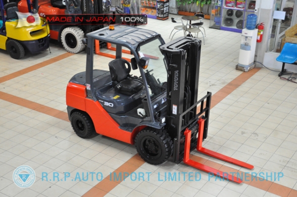 ขายรถโฟล์คลิฟท์มือสอง TOYOTA รุ่น 8FD30-11295 นำเข้าจากประเทศญี่ปุ่น 100\% ไม่เคยใช้งานในไทย