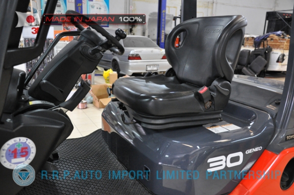 ขายรถโฟล์คลิฟท์มือสอง TOYOTA รุ่น 8FD30-11295 นำเข้าจากประเทศญี่ปุ่น 100\% ไม่เคยใช้งานในไทย