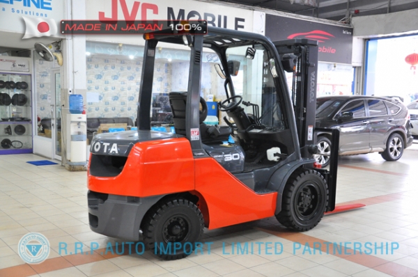 ขายรถโฟล์คลิฟท์มือสอง TOYOTA รุ่น 8FD30-11295 นำเข้าจากประเทศญี่ปุ่น 100\% ไม่เคยใช้งานในไทย