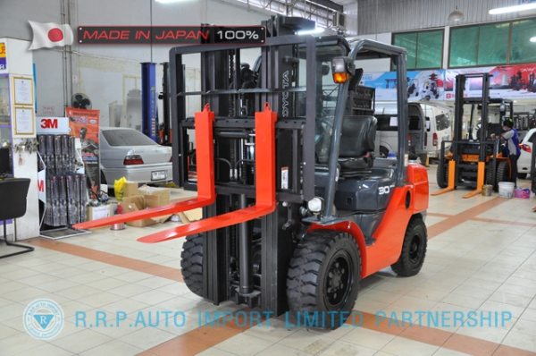 ขายรถโฟล์คลิฟท์มือสอง TOYOTA รุ่น 8FD30-11295 นำเข้าจากประเทศญี่ปุ่น 100\% ไม่เคยใช้งานในไทย