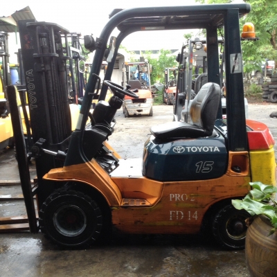 +++ ขายโฟล์คลิฟท์  TOYOTA 7FD15  ขนาด  1.5  ตัน  เครื่องยนต์ดีเซล  เสา  3  เมตร  เกียร์ออโตเมติค  งา 1,070  มม.  ยางตันครับ
