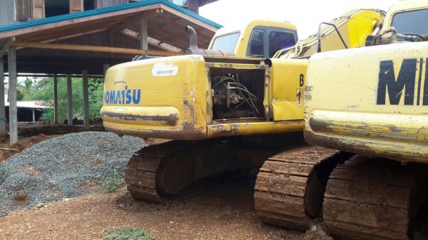 ขายคู่ komatsu pc200-6 ซีเรียลสูงเทียบเท่ารุ่น 7