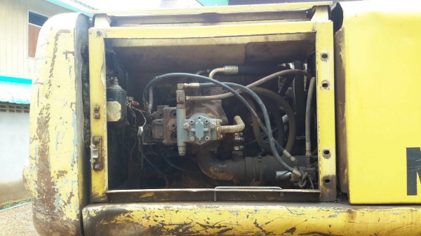 ขายคู่ komatsu pc200-6 ซีเรียลสูงเทียบเท่ารุ่น 7