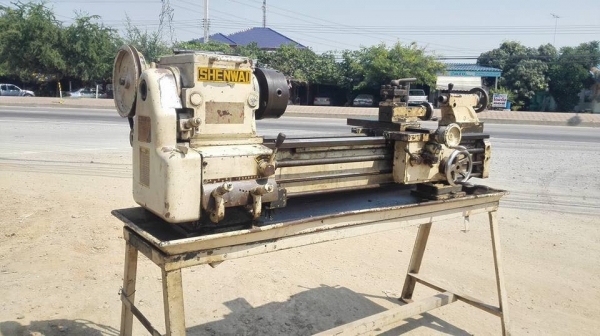 ** ไปอยู่เมืองจันครับ ** กลึงตั้งโต้ะใต้หวัน SHENWAI 3.5 ฟุต 3 เพลา สามจับ 6" กลึงเกลียวได้/ออโต้ได้ ราง 3 สันสึกยากทนแรงสะท้านได้ดี พร้อมใช้