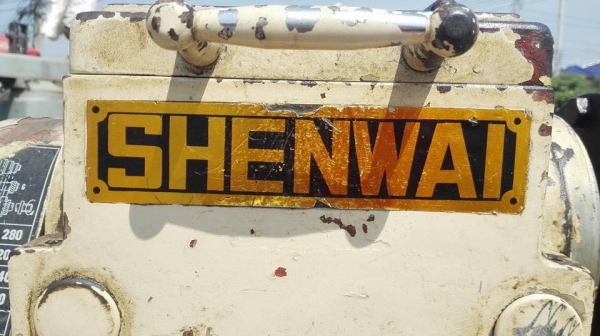 ** ไปอยู่เมืองจันครับ ** กลึงตั้งโต้ะใต้หวัน SHENWAI 3.5 ฟุต 3 เพลา สามจับ 6" กลึงเกลียวได้/ออโต้ได้ ราง 3 สันสึกยากทนแรงสะท้านได้ดี พร้อมใช้
