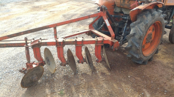 สามย่านแทรคเตอร์ ขายรถไถ KUBOTA L2000 พร้อมผานไถ4จาน   ราคา 42,000  มีรถขนส่งบริการ ร้านสามย่านแทรคเตอร์ อ.แกลง จ.ระยอง 0897489639,0818618678,0899347475 id line=0897489639 id line=0818618678 id line=0899347475 https://www.facebook.com/\%E0\%B8\%AA\%E0\%B8\%B2\%E