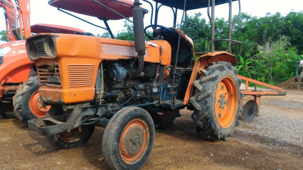 สามย่านแทรคเตอร์ ขายรถไถ KUBOTA L2000 พร้อมผานไถ4จาน   ราคา 42,000  มีรถขนส่งบริการ ร้านสามย่านแทรคเตอร์ อ.แกลง จ.ระยอง 0897489639,0818618678,0899347475 id line=0897489639 id line=0818618678 id line=0899347475 https://www.facebook.com/\%E0\%B8\%AA\%E0\%B8\%B2\%E