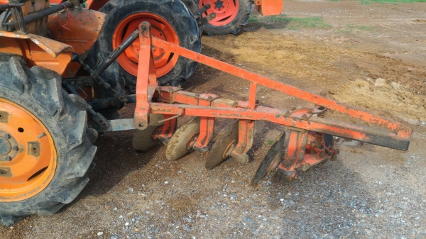 สามย่านแทรคเตอร์ ขายรถไถ KUBOTA L2000 พร้อมผานไถ4จาน   ราคา 42,000  มีรถขนส่งบริการ ร้านสามย่านแทรคเตอร์ อ.แกลง จ.ระยอง 0897489639,0818618678,0899347475 id line=0897489639 id line=0818618678 id line=0899347475 https://www.facebook.com/\%E0\%B8\%AA\%E0\%B8\%B2\%E