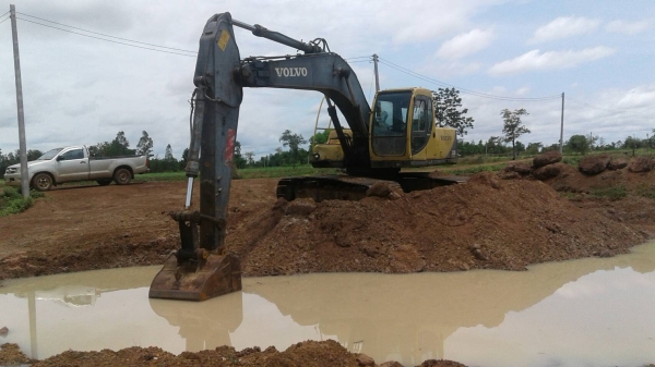 ขาย แบคโฮ VOLVO EC210LC เครื่องดี ปั้มดี ช่วงล่างแน่น ไฟฟ้าครบ เอกสารเล่มทะเบียน รถใช้งานอยู่ ราคาต่อรองได้ครับ