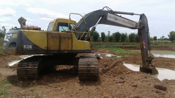 ขาย แบคโฮ VOLVO EC210LC เครื่องดี ปั้มดี ช่วงล่างแน่น ไฟฟ้าครบ เอกสารเล่มทะเบียน รถใช้งานอยู่ ราคาต่อรองได้ครับ