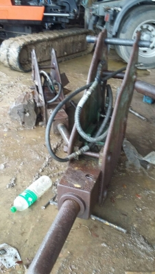 ขายหัวกระแทก รูสลัก 45มิล ระยะห่าง 19.5เซนติเมตร เข็มโต 90เซนติเมตร ยาว42 เซนติเมตร เก่านอก ใช้สำหรับรถขุด 40-50 หรือ60ก็ได้  เช็ดสภาพแล้วพร้อมใช้งาน  ขายราคา 69,000 บาท ติดต่อ089-2619445