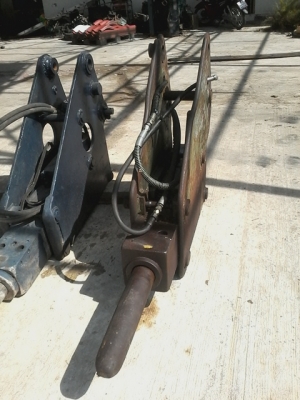 ขายหัวกระแทก รูสลัก 45มิล ระยะห่าง 19.5เซนติเมตร เข็มโต 90เซนติเมตร ยาว42 เซนติเมตร เก่านอก ใช้สำหรับรถขุด 40-50 หรือ60ก็ได้  เช็ดสภาพแล้วพร้อมใช้งาน  ขายราคา 69,000 บาท ติดต่อ089-2619445