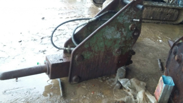 ขายหัวกระแทก รูสลัก 45มิล ระยะห่าง 19.5เซนติเมตร เข็มโต 90เซนติเมตร ยาว42 เซนติเมตร เก่านอก ใช้สำหรับรถขุด 40-50 หรือ60ก็ได้  เช็ดสภาพแล้วพร้อมใช้งาน  ขายราคา 69,000 บาท ติดต่อ089-2619445