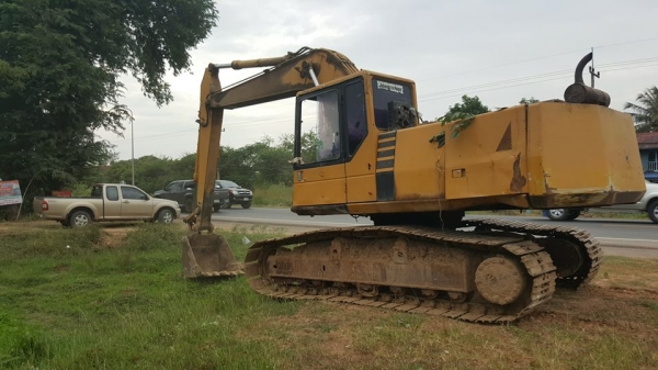 ขายรถขุดแบ็คโค KOMATSU PC200-5เครื่อง6BG1เทอร์โบว์ โซ่ใหม่1เส้น พร้อมใช้งาน