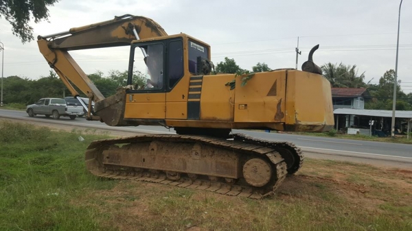 ขายรถขุดแบ็คโค KOMATSU PC200-5เครื่อง6BG1เทอร์โบว์ โซ่ใหม่1เส้น พร้อมใช้งาน