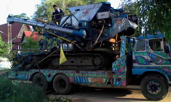 ขายยกชุดรถเกี่ยวข้าวพร้อมเทเลอหรือแยกรถเกี่ยว490000บาทเทเลอ360000บาทเอกสารพร้อมโอน