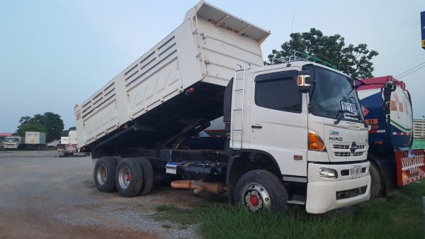 ขาย HINO MEGA FM1A 344 แรงม้า ปี 56 กระบะดั้มสามมิตร เครื่องดี เกียร์ดี ช่วงล่างดี รถสดสววพร้อมใช้งาน เอกสารพร้อมโอน สนใจติดต่อเรา ดำสุโขทัย โทร 089-7087998,081-7855503 หรือเยี่ยมชมเว็ปไซได้ที่ www.dum-sukhothai.com เรายินดีให้บริการค่ะ