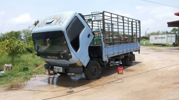 ขาย 395,000 บาท ISUZU NPR66PX5 T ปี 41 เครื่อง 4HF1-120 แรง ยาว 5 เมตร หัวบาง ยางดี คัสชีสวย เอกสารเล่มทะเบียน รถอยู่ ราชบุรี 090-772-3710 090-772-3708 ขาย 395,000 บาท ISUZU NPR66PX5 T ปี 41 เครื่อง 4HF1-120 แรง ยาว 5 เมตร หัวบาง ยางดี คัสชีสวย เอกสารเล่มทะเบียน รถอยู่ ราชบุรี 090-772-3710 090-772-3708