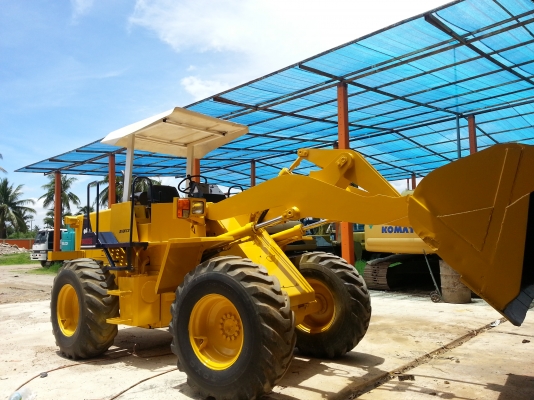 ขายรถตักล้อยาง KOMATSU WA 100-1 รถนำเข้าจากนอกแท้ยังไม่เคยใช้งานในไทยสภาพเต็มทุกอย่างมีเอกสารอินวอยไฟฟ้าครบรถพร้อมใช้ร้านละอองดาวแทรคเตอร์นครชัยศรี