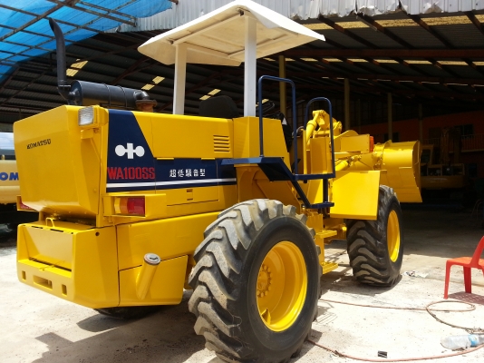 ขายรถตักล้อยาง KOMATSU WA 100-1 รถนำเข้าจากนอกแท้ยังไม่เคยใช้งานในไทยสภาพเต็มทุกอย่างมีเอกสารอินวอยไฟฟ้าครบรถพร้อมใช้ร้านละอองดาวแทรคเตอร์นครชัยศรี