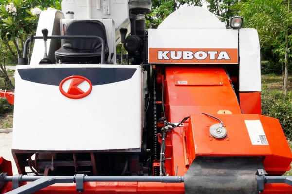 รถเกี่ยวคูโบ้ DC 60 พร้อมใช้งาน