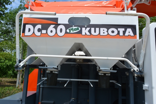 รถเกี่ยวคูโบ้ DC 60 พร้อมใช้งาน