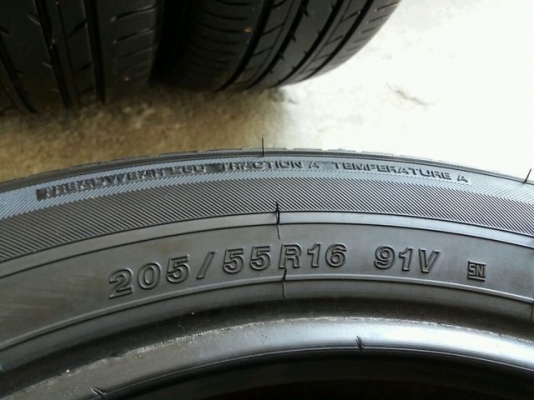 ขายยาง Yokohama decibel 205 55 16 ปี 15 ขายยาง Yokohama decibel 205 55 16 ปี 15