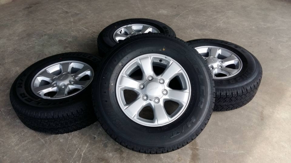 ขายล้อแม็กป้ายแดง dmax 16&quot;&times;7&quot; et33 ยางปี17  สนใจติดต่อร้าน ก.เจริญการยางครับ 081-3747940