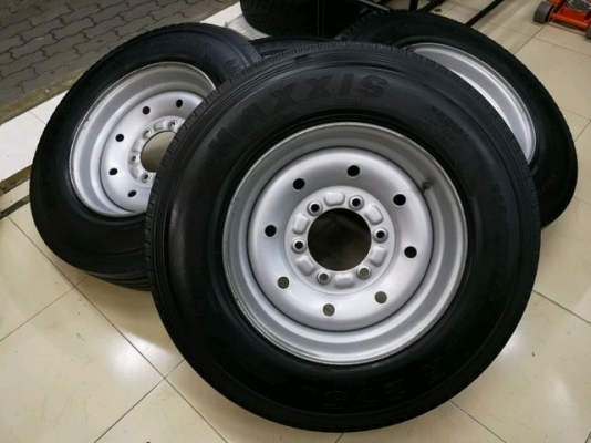 ล้อกะทะรถบรรทุก6รูขอบ17.5พร้อมยางmaxxis 215-75R17.5 สภาพสวยราคาถูก