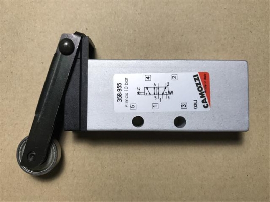 โรลเลอร์วาล์วลม ยี่ห้อ CAMOZZI MADE IN ITALY