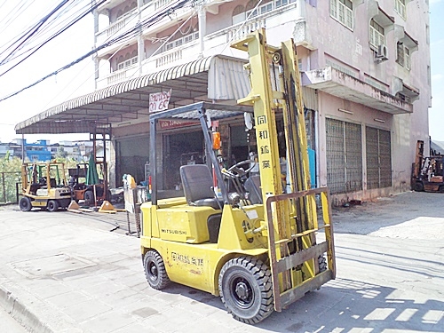 ขายรถยกมิตซูบิชิ 1.5 ตัน  เครื่องเบนซิน  กระบอกคู่  เสาสูง 4 เมตร  ยางตันใหม่  พวงมาลัยเพาเว่อร์  สีเดิมจากนอก นำเข้าจากญี่ปุ่น ใช้งานได้ทันที ราคา140000