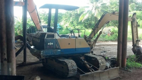 ขาย 175,000 KOMATSU   PC  30-5  เครื่องดีแห้งไม่มีไอ ปั้มแรง โซ่เปลี่ยนใหม่ รถพร้อมลุย  สภาพเก่านอก  รถอยู่ จันทบุรี 090-772-3710 090-772-3708