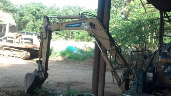 ขาย 175,000 KOMATSU   PC  30-5  เครื่องดีแห้งไม่มีไอ ปั้มแรง โซ่เปลี่ยนใหม่ รถพร้อมลุย  สภาพเก่านอก  รถอยู่ จันทบุรี 090-772-3710 090-772-3708