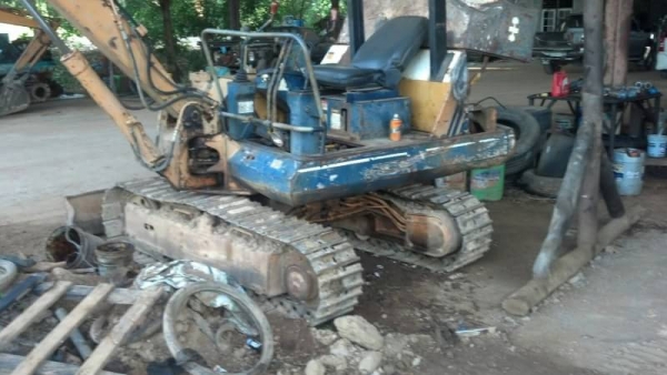 ขาย 175,000 KOMATSU   PC  30-5  เครื่องดีแห้งไม่มีไอ ปั้มแรง โซ่เปลี่ยนใหม่ รถพร้อมลุย  สภาพเก่านอก  รถอยู่ จันทบุรี 090-772-3710 090-772-3708