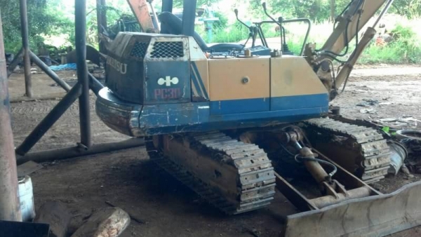 ขาย 175,000 KOMATSU   PC  30-5  เครื่องดีแห้งไม่มีไอ ปั้มแรง โซ่เปลี่ยนใหม่ รถพร้อมลุย  สภาพเก่านอก  รถอยู่ จันทบุรี 090-772-3710 090-772-3708