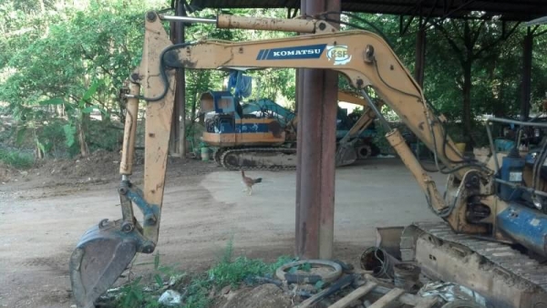 ขาย 175,000 KOMATSU   PC  30-5  เครื่องดีแห้งไม่มีไอ ปั้มแรง โซ่เปลี่ยนใหม่ รถพร้อมลุย  สภาพเก่านอก  รถอยู่ จันทบุรี 090-772-3710 090-772-3708