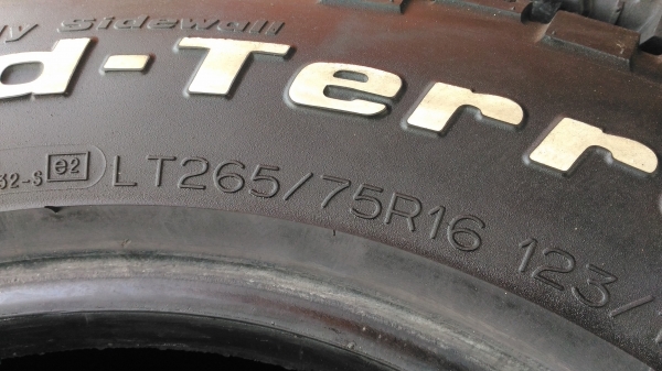 ขายยางลุยๆ BF KM2  265/75/16 ปี 14