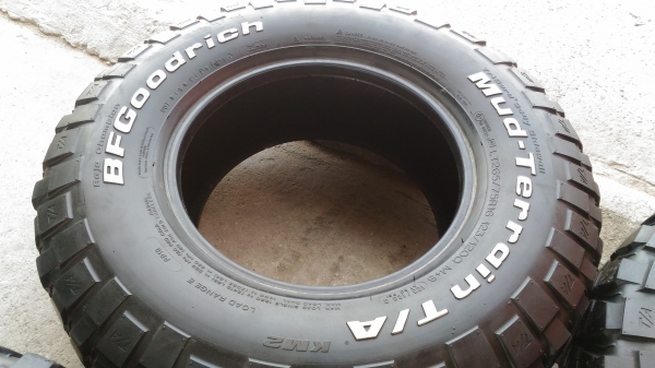 ขายยางลุยๆ BF KM2  265/75/16 ปี 14