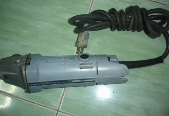 ขายเครื่องเจียรไฟฟ้า 4 นิ้ว Makita รุ่น 9500NB (570w.)