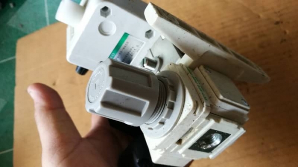 450 บ. ส่งฟรี083-2000058  LINE ID: line832923 Air Regulator แบบมีวาวล์ไฟฟ้า DC 24 V. เปิด - ปิด ตัวปรับแรงดันลมแบบละอียดยี่ห้อ SMC ทางเข้าใช้กับถังลมและกาซต่างๆได้ ระบบลมได้ทางออกปรับแบบละเอียดได้
