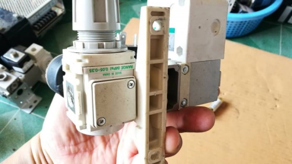 450 บ. ส่งฟรี083-2000058  LINE ID: line832923 Air Regulator แบบมีวาวล์ไฟฟ้า DC 24 V. เปิด - ปิด ตัวปรับแรงดันลมแบบละอียดยี่ห้อ SMC ทางเข้าใช้กับถังลมและกาซต่างๆได้ ระบบลมได้ทางออกปรับแบบละเอียดได้