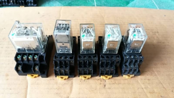 ยกชุด 5 อัน 300 บ. ส่งฟรี 083-2000058  LINE ID: line832923 รีเลย์ omron แบบ 4 คอนเทคขนาดใหญ่ คลอย์เลี้ยง 24 V. พร้อมซ็อกเก็ตสวม