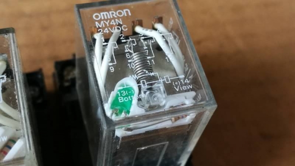 ยกชุด 5 อัน 300 บ. ส่งฟรี 083-2000058  LINE ID: line832923 รีเลย์ omron แบบ 4 คอนเทคขนาดใหญ่ คลอย์เลี้ยง 24 V. พร้อมซ็อกเก็ตสวม