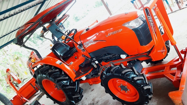 KUBOTA  L 4708 SP (4WD)  2 เพลา   สภาพใหม่สวยๆ   ชั่วโมงใช้   งานน้อย  สีเดิมทั้งคัน  พร้อมชุดใบมีดดันหน้า  และโรตารี่