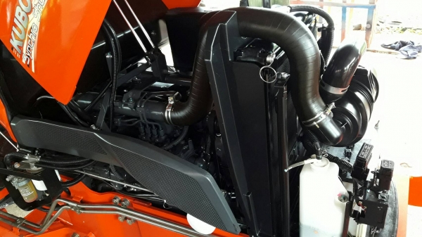 KUBOTA  L 4708 SP (4WD)  2 เพลา   สภาพใหม่สวยๆ   ชั่วโมงใช้   งานน้อย  สีเดิมทั้งคัน  พร้อมชุดใบมีดดันหน้า  และโรตารี่