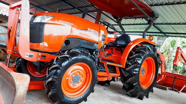 KUBOTA  L 4708 SP (4WD)  2 เพลา   สภาพใหม่สวยๆ   ชั่วโมงใช้   งานน้อย  สีเดิมทั้งคัน  พร้อมชุดใบมีดดันหน้า  และโรตารี่