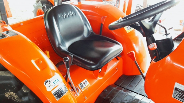 KUBOTA  L 4708 SP (4WD)  2 เพลา   สภาพใหม่สวยๆ   ชั่วโมงใช้   งานน้อย  สีเดิมทั้งคัน  พร้อมชุดใบมีดดันหน้า  และโรตารี่