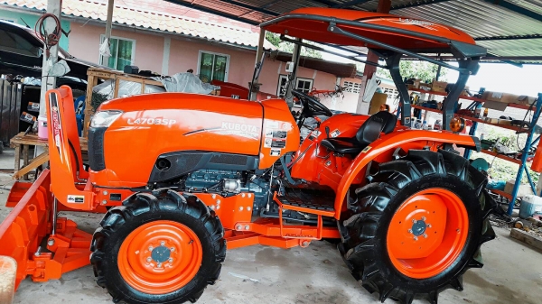 KUBOTA  L 4708 SP (4WD)  2 เพลา   สภาพใหม่สวยๆ   ชั่วโมงใช้   งานน้อย  สีเดิมทั้งคัน  พร้อมชุดใบมีดดันหน้า  และโรตารี่